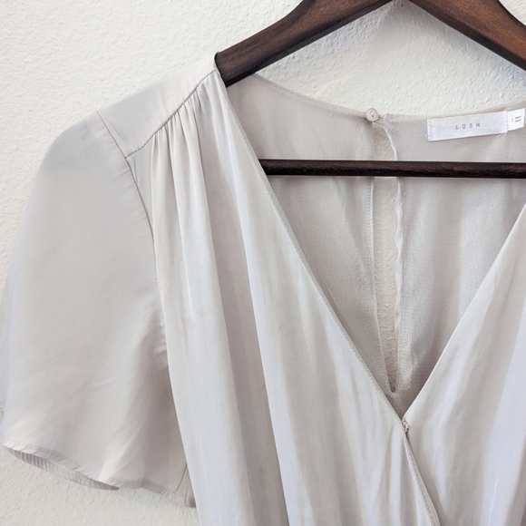 Lush Flutter Hemmed Romper - Picture 2 of 4